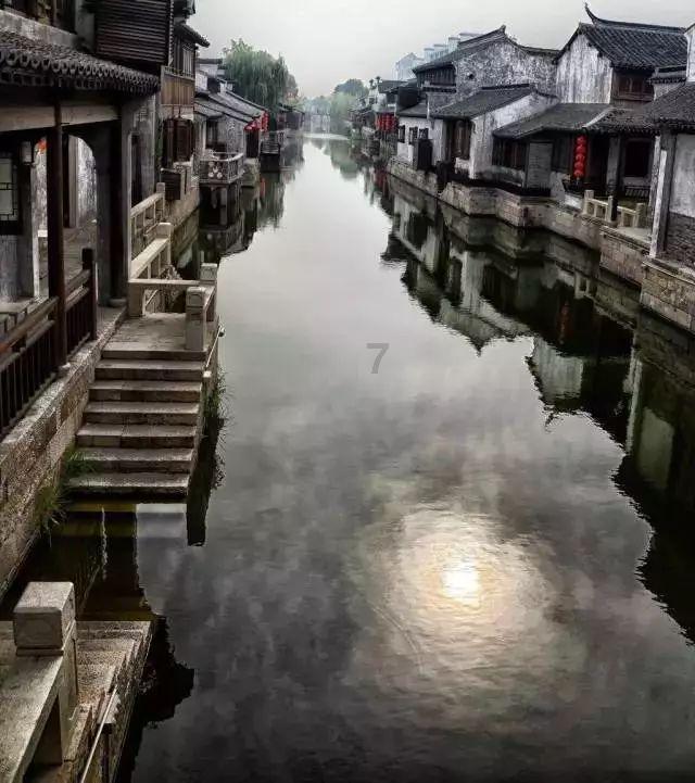 加快完善山区交通路网